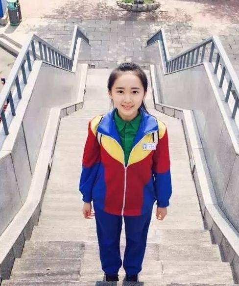 侯雪雍年纪轻轻就这么高的起点,相比日后进入电视大舞台主持也是分