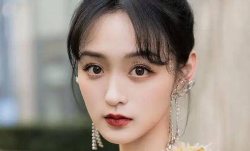 原创小周迅何泓姗凭借匆匆那年为人熟知和电竞教练传绯闻