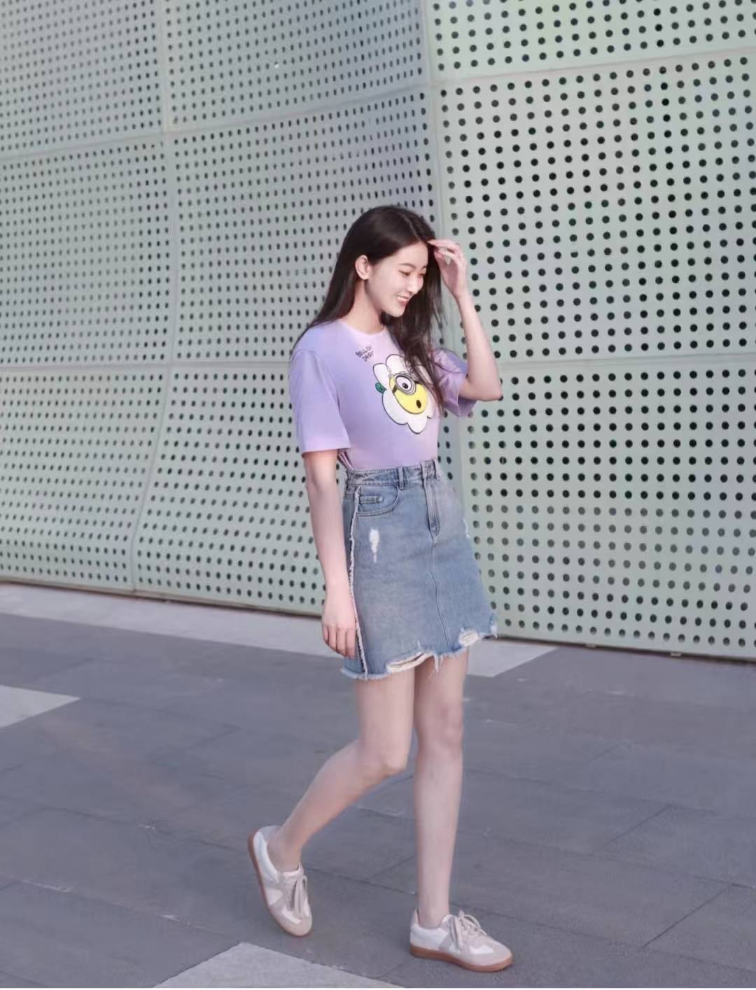 短款牛仔裙搭配什么上衣好看_look_短裙_夏天