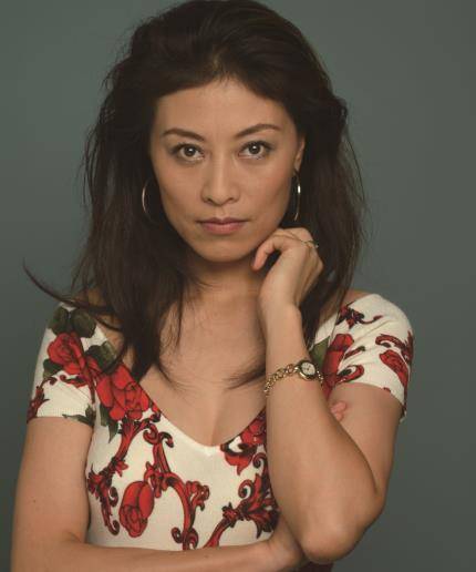 星二代生父成迷,母亲是金鸡影后,女儿出道16年一直不温不火_岳以恩