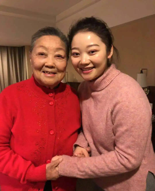 马金凤追悼会低调举行灵堂布置简洁遗照旁摆放菊花与生前倩影