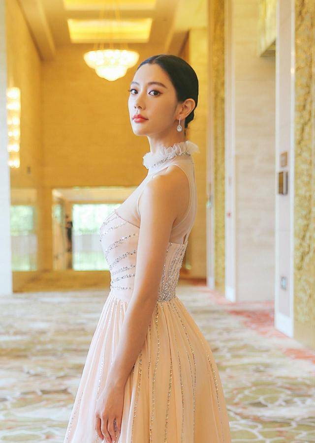 2012年,出演池珍熙,具善惠主演的sbs爱情水木剧《拜托了,机长》,饰演