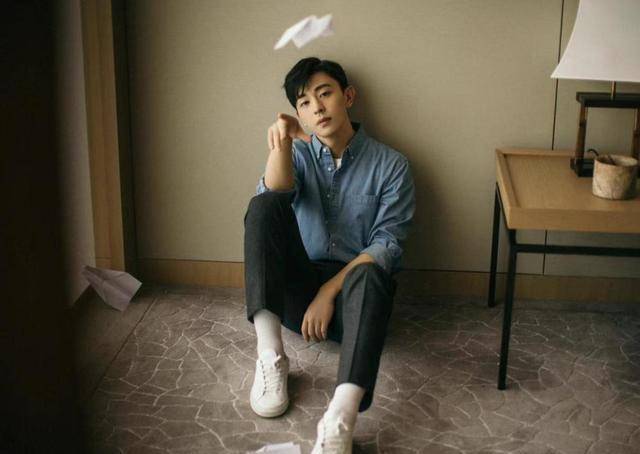 这款灰蓝色的牛仔衬衣配搭黑色的西装长裤,配搭风非常尤其,小白鞋白色