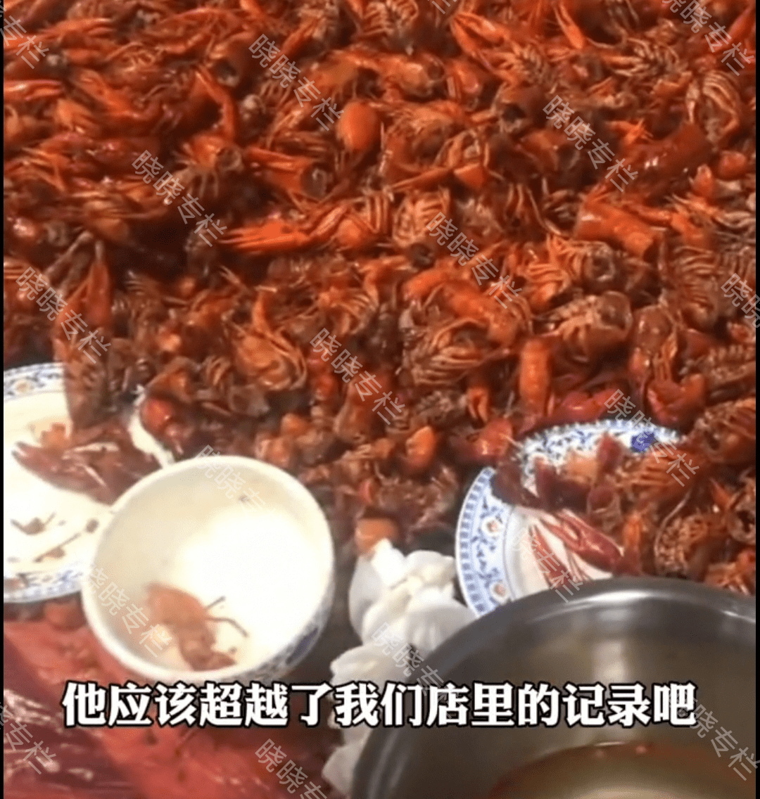 江西4小伙抱团吃自助餐，结果吃掉80多斤小龙虾，店主：亏大了