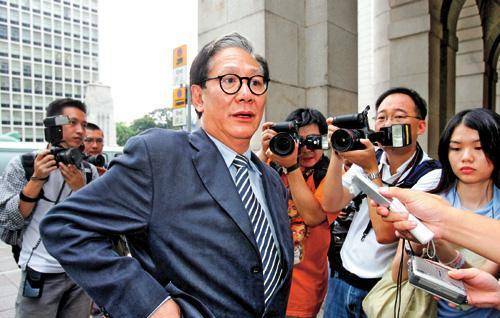 第一任男友是商人郑经翰,不仅创建了百乐门集团,更是第一位引进《花花