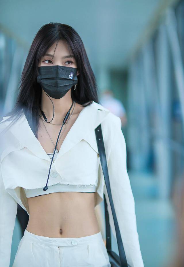 原创曾可妮超白look超短露脐套装大秀巴掌腰又美又飒冷酷感十足