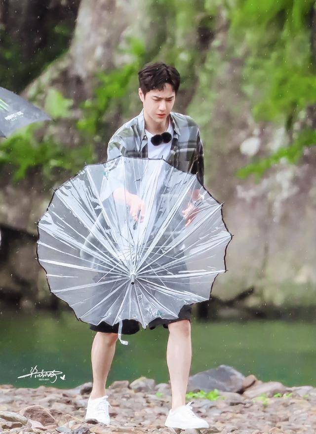 原创天天向上王一博最新路透撑伞造型好帅气身材比例让人心动