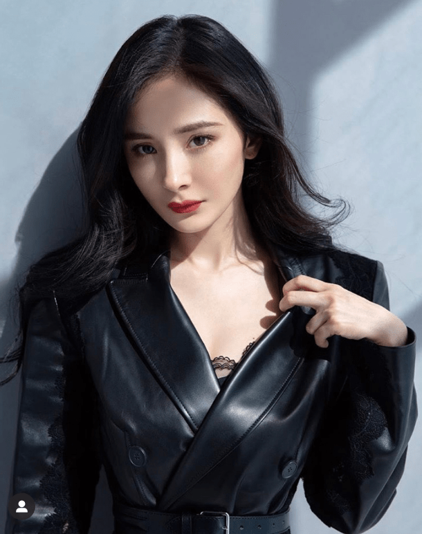 原创杨幂有多会撩穿黑皮衣故意露出蕾丝内搭这腰也太细了吧