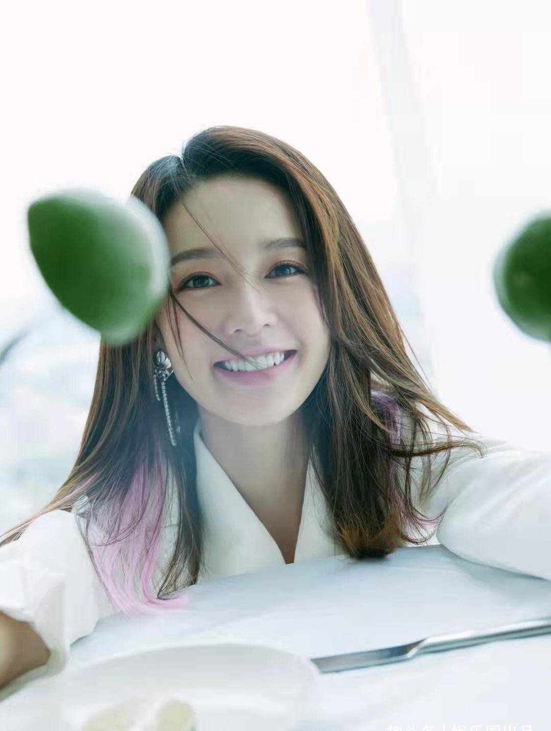 李沁录《机智的恋爱》的造型火了,一把椅子一颗橘子,美出国际范_网友