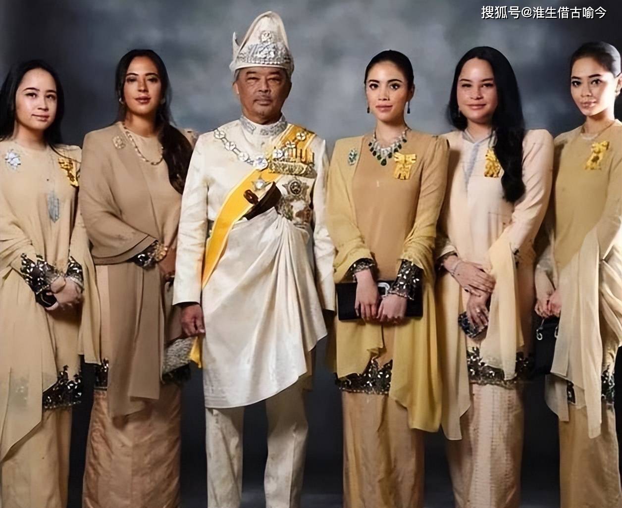 一双大眼,饱满的脸颊,略显突出的香肠嘴,跟泰国王室的公主有几分相似