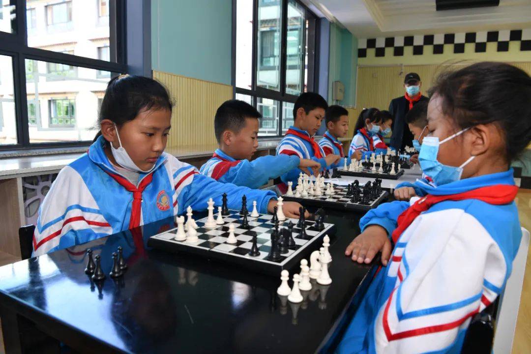 王君正在拉萨市第一小学参加六一主题队日活动