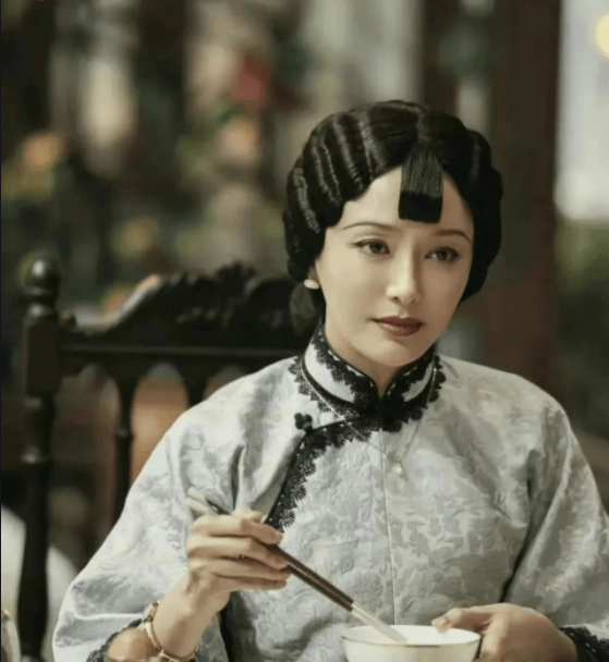 秦岚又美出新高度民国风造型再度惊艳观众端庄优雅