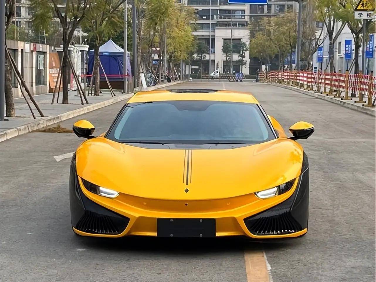 小伙花30万买辆前途k50自称国产法拉利朋友打开车门后乐了