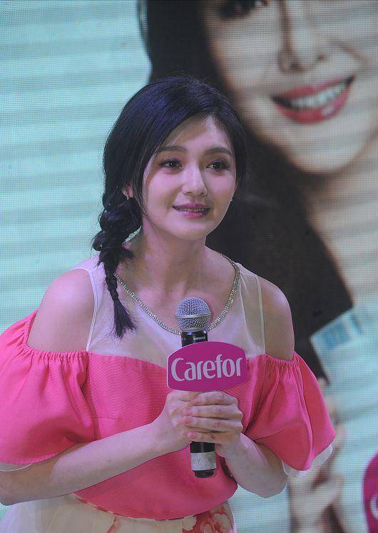 原创大s扮美太成功了穿芭比粉连衣裙甜美温柔比25岁时还好看