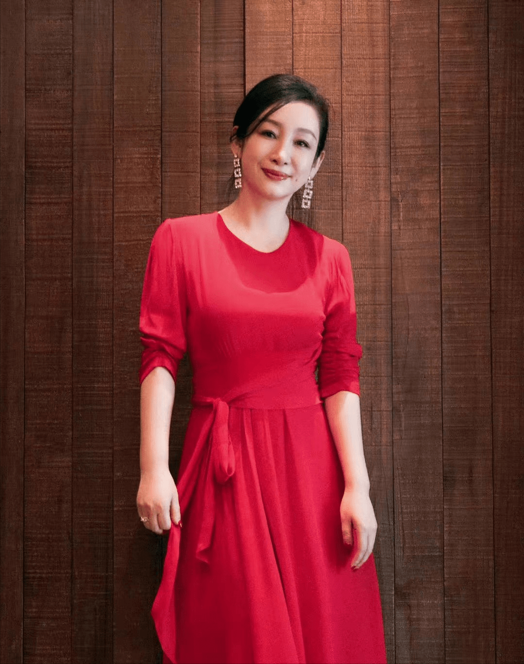 秦海璐太美了一袭大红色连衣裙优雅端庄扎起丸子头真减龄