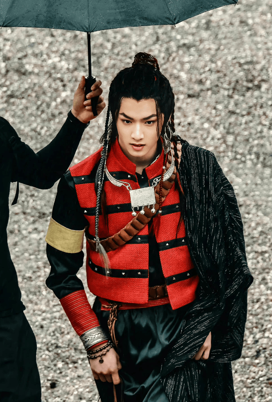 原创刘耀文萌探2唐钰小宝造型红衣古装银项圈高马尾帅气十足