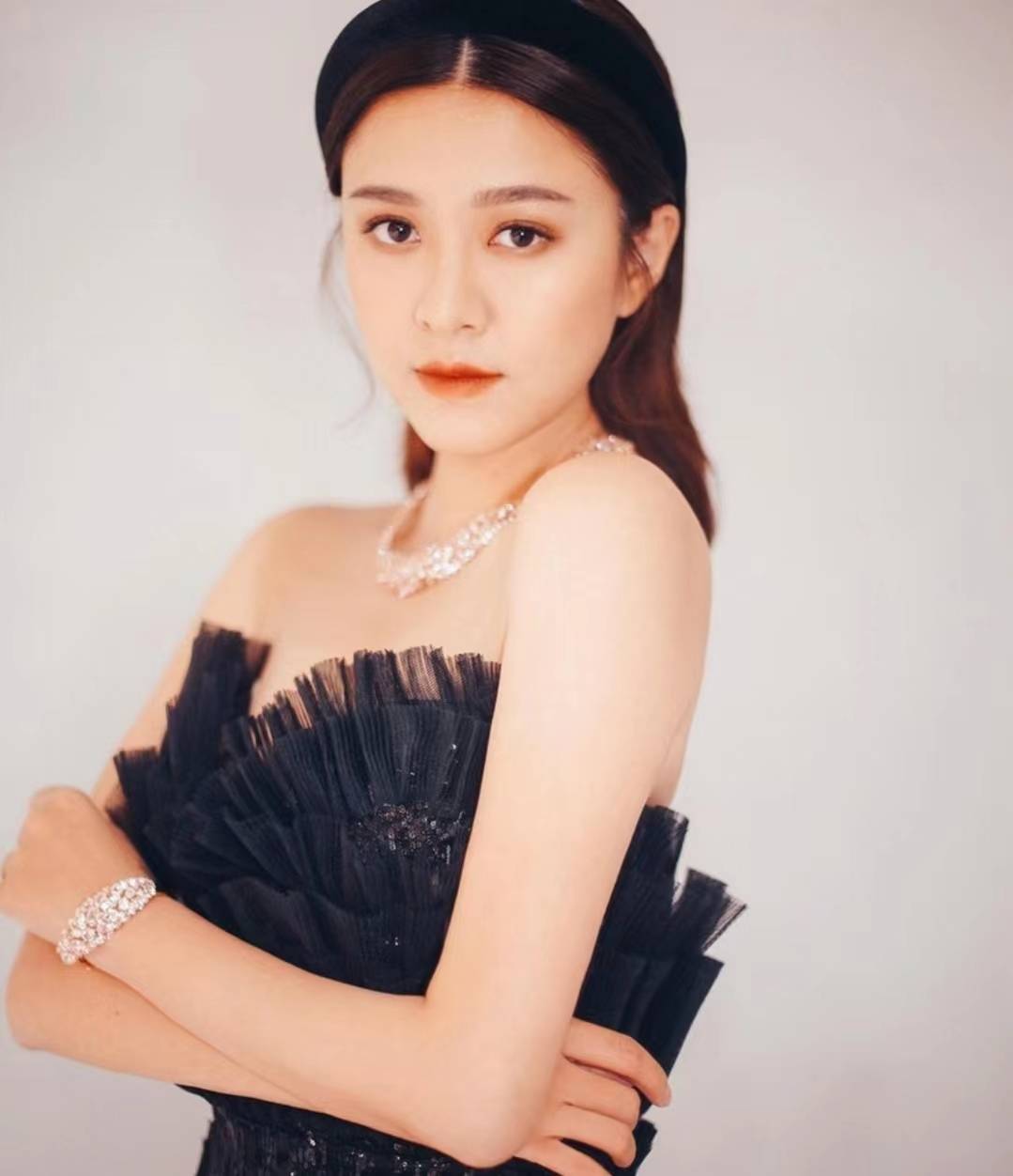 tvb上位小花衣着品味遭网友吐槽:好像大妈_江嘉敏_郑裕玲_衣服