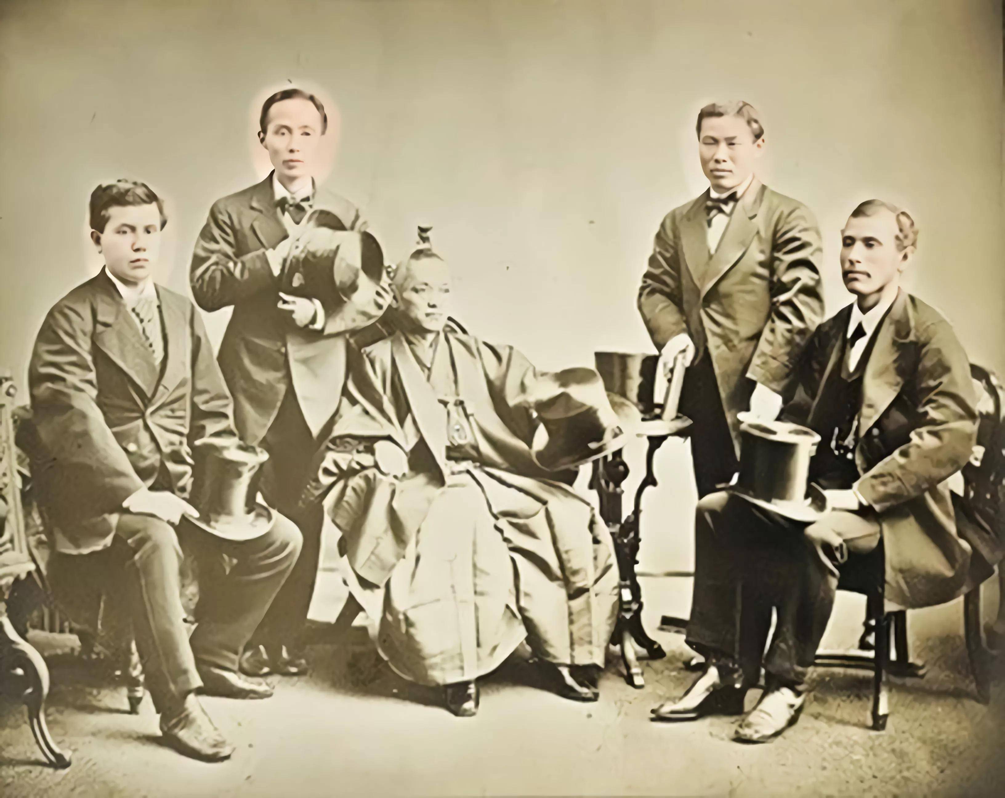 少壮派的军官们咬牙切齿的发誓不惜一切代价也要将米英鬼畜踩在脚下