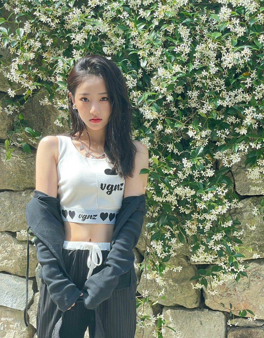 吴佳怡灰色露脐装性感写真