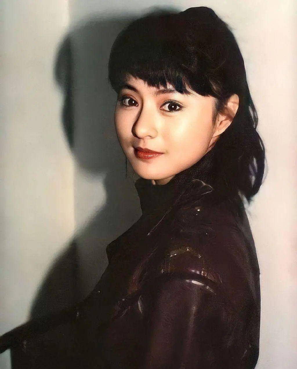 年轻时的李赛凤,集时尚与清纯于一身,不愧是"大众情人"!_身材_吊带_气