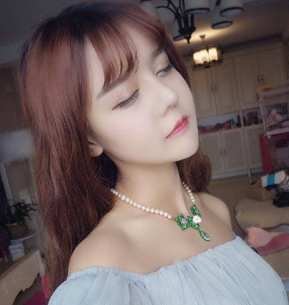 原创韩安冉忘了开美颜生图被评鼻孔一大一小眼睛像芭比娃娃