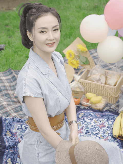 48岁王艳晒氛围照 笑容甜美样貌不老少女感十足