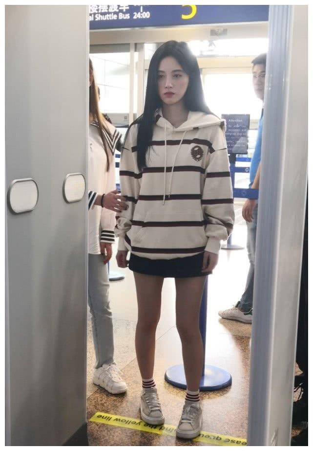 鞠婧祎过安检全网都在研究她的腿明明没穿肉丝却像穿了般光滑