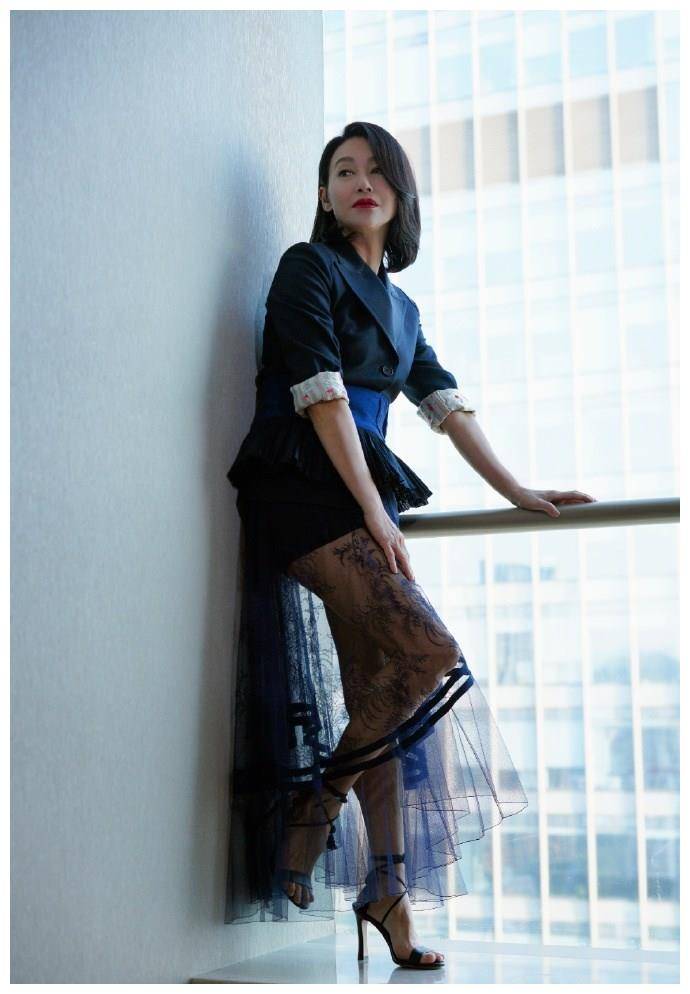 59岁惠英红黑色西装搭配透明网纱半身裙长腿美到让人怀疑人生