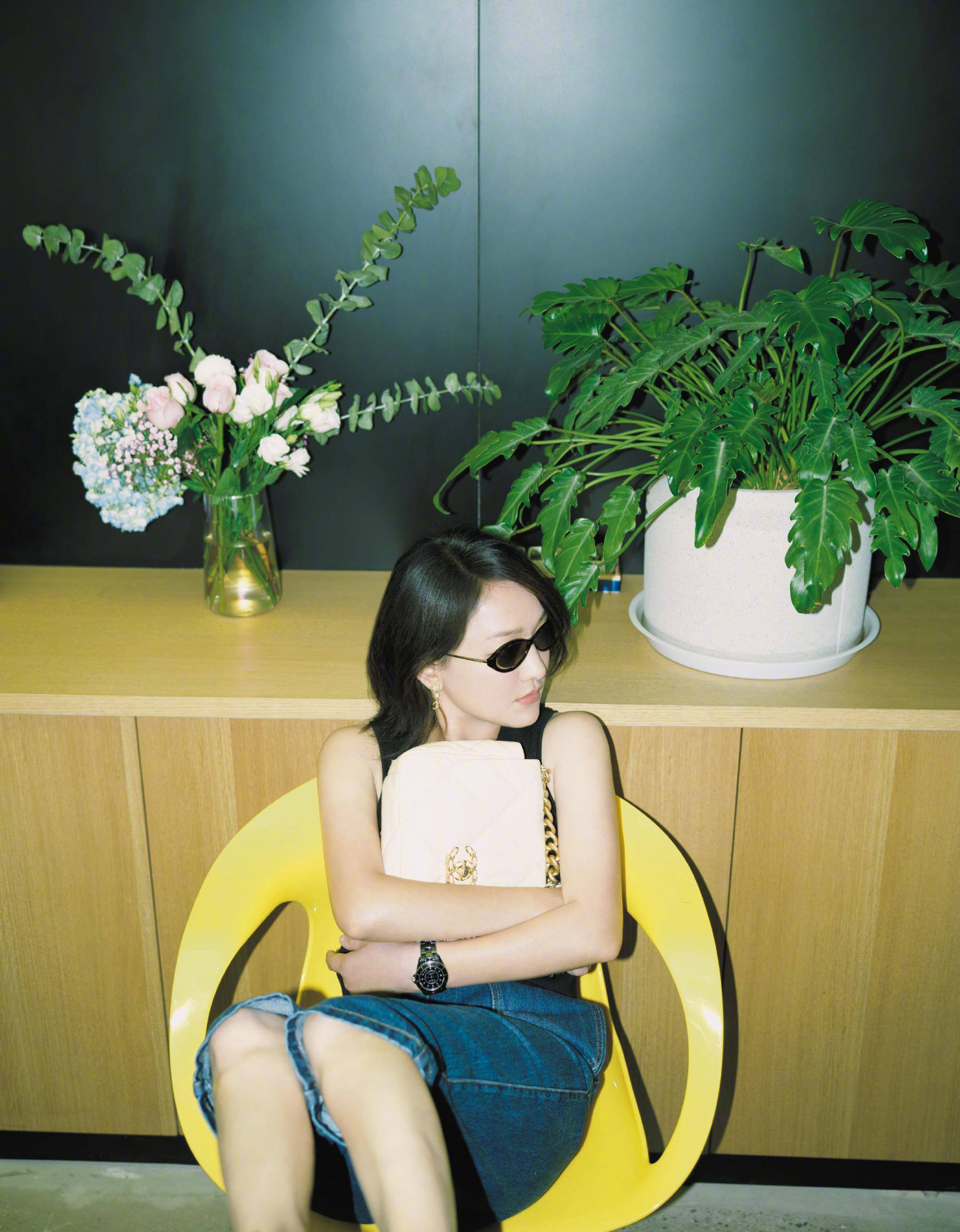 45岁周迅终于精致一回背心搭五分裤照样高级不愧是人间香奈儿