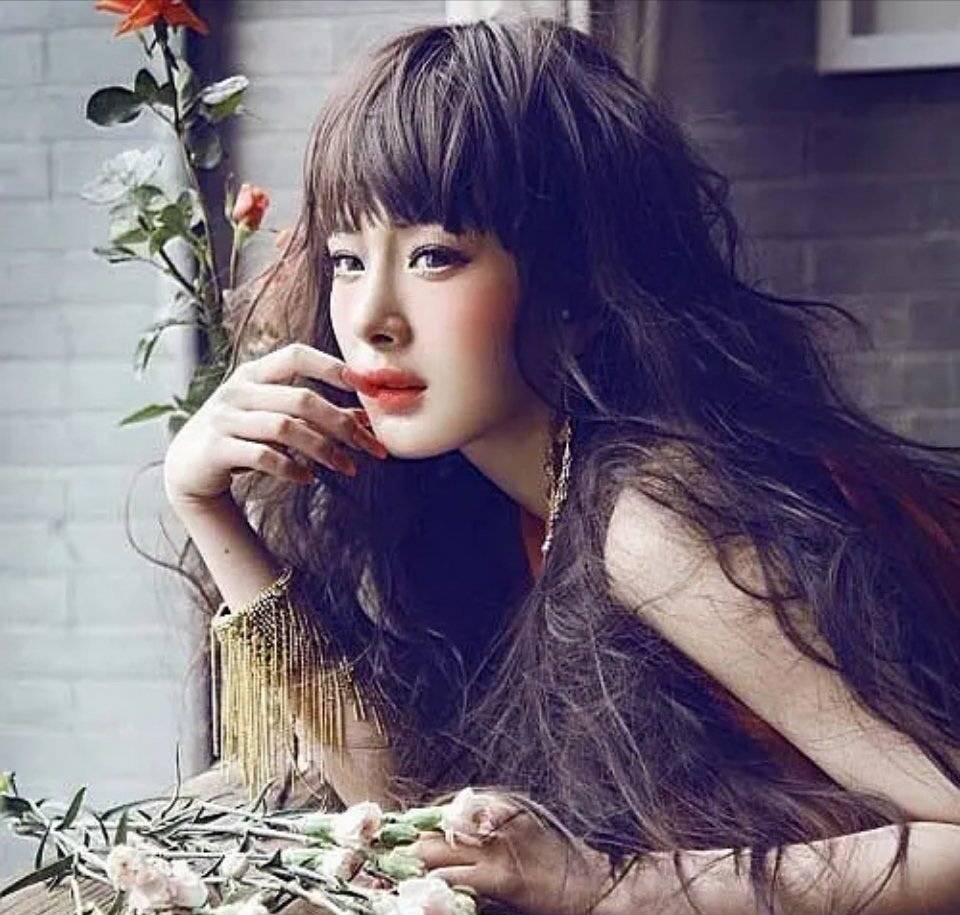 但是不得不说在那个非主流盛行的时期,杨幂也算是很吸睛的女星!