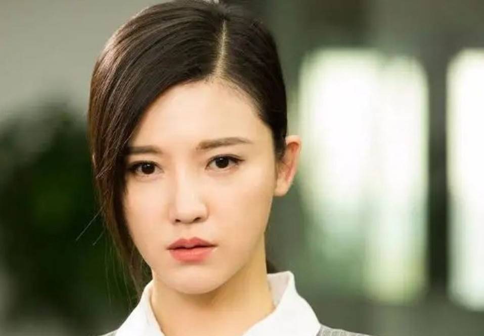 凭借《致我们终将逝去的青春》一号郑微一角被大众熟知,随后杨子姗