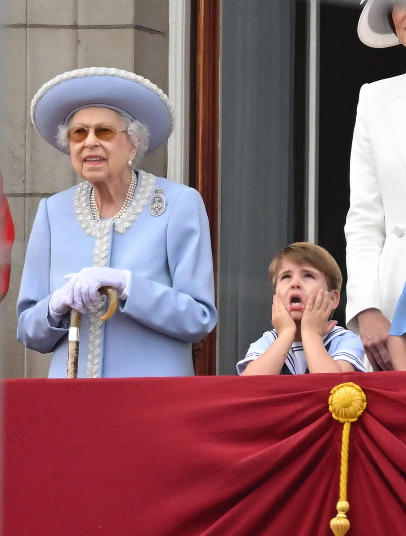 英女王登基70周年4岁路易小王子调皮模样超吸睛