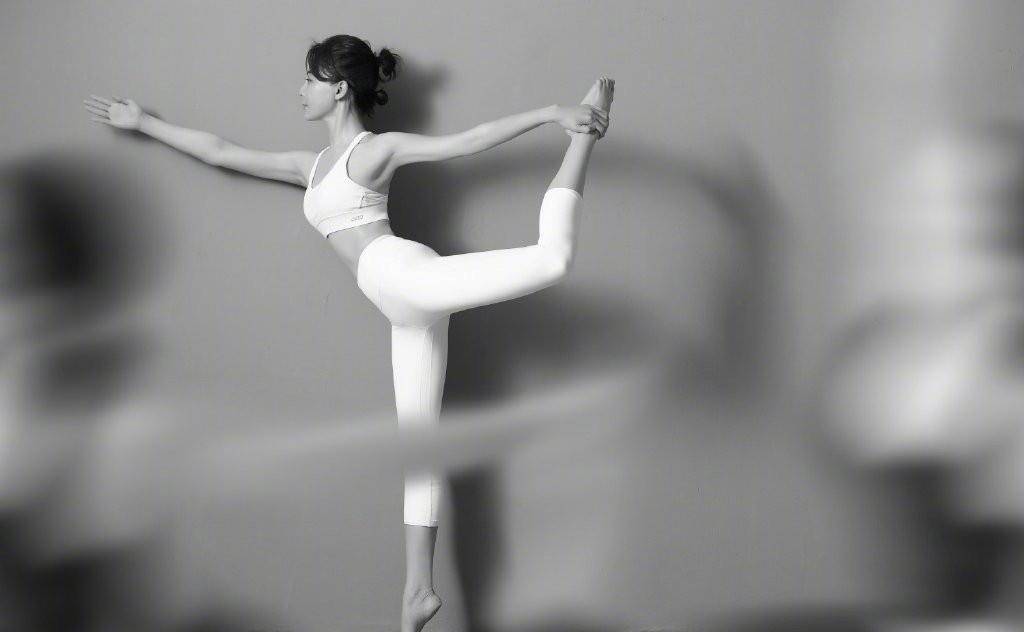 43岁陈数为美真拼穿体操裤在家玩倒立健身蜂腰翘臀惹人羡