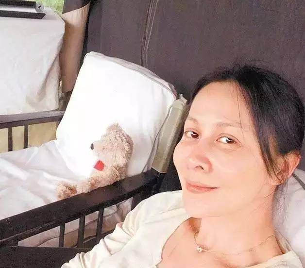 原创刘嘉玲包场豪华大露台素颜生图曝光眼部皱纹有点惊悚