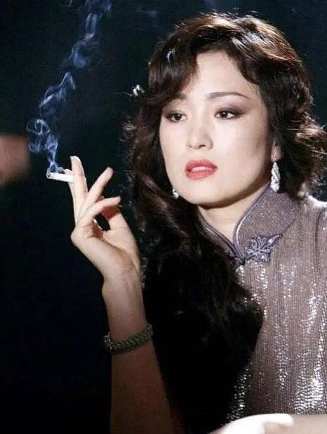 90后吸烟的女明星图片