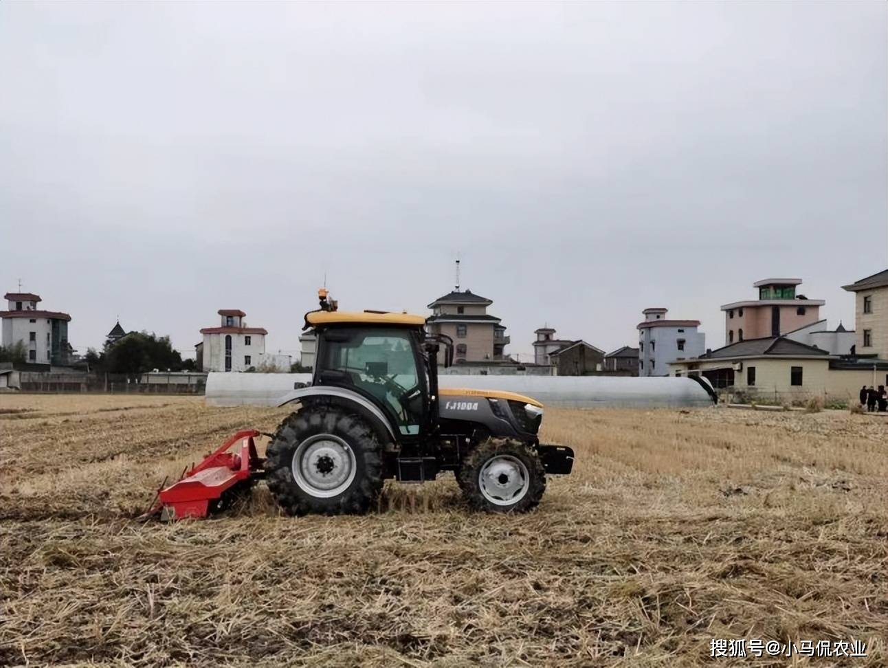 原创小哥边吃瓜边遥控种田年入50万充电6小时耕田80亩农机新方向