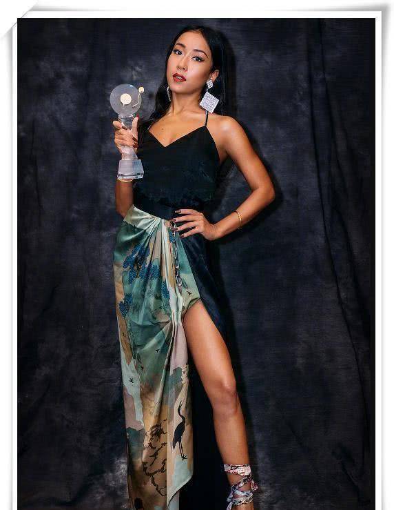 吉克隽逸穿旗袍在身材口挖个洞时尚又撩人网友可惜撑不起来