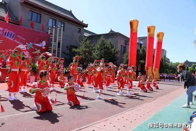 手勢舞《萬疆》,舞蹈《紅領巾相約中國夢》,歌舞《唱支山歌給黨聽》