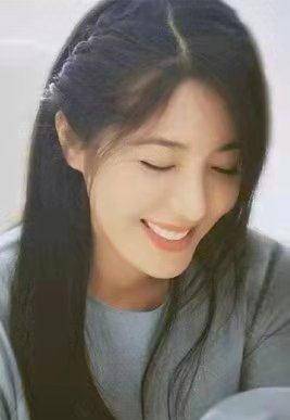 曾黎可以说是公认的大美女了,学生时期的她就因为高颜值备受瞩目.