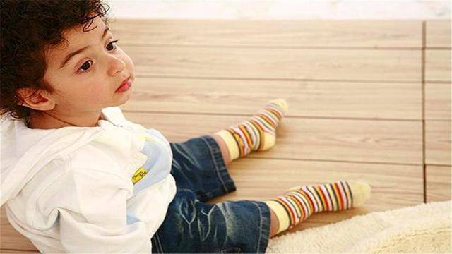 原创寒头热脚八分饱孩子光脚好不好儿科专家给出解答受教了