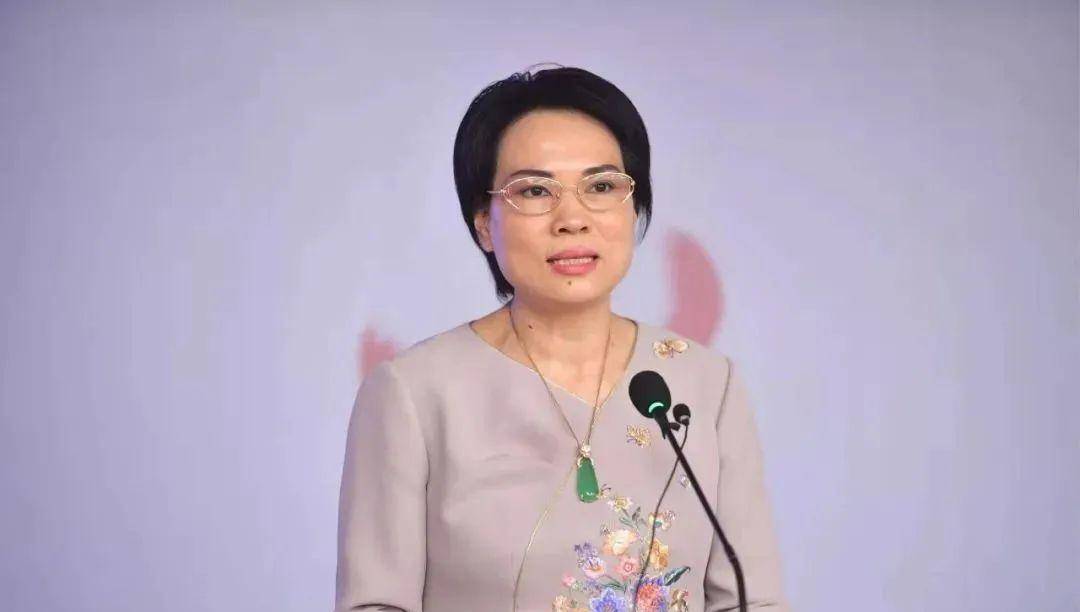 她与骆玉珠一样,也是从一个农村的女孩一路走到新光控股集团董事长的