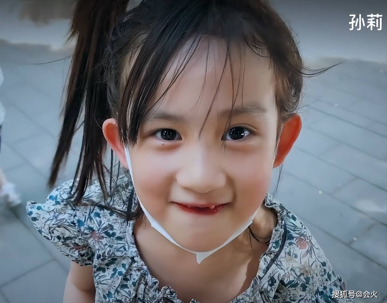 孙莉带孩子逛公园 儿子在一旁狂吃零食