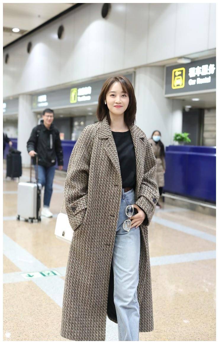 原创蓝盈莹潇洒走机场身高不到170cm穿格纹大衣却气场十足
