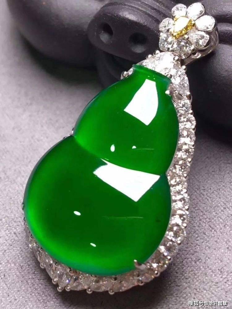 1w2买的「帝王绿」翡翠原石，切出来干青种！钱全打水漂了_搜狐网