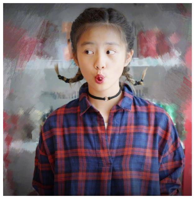 原创多多近照公开剪短发染黑色却因穿背心与黄磊同框被diss