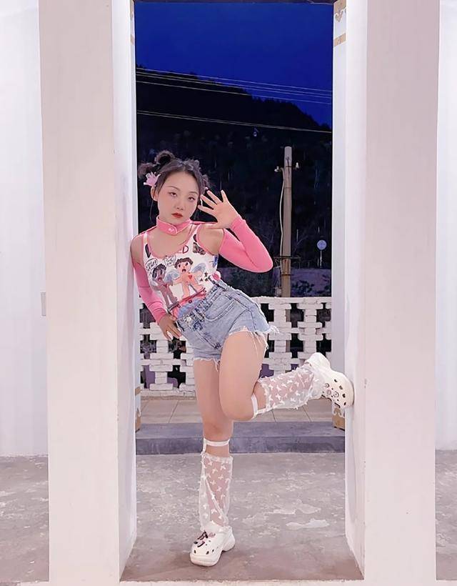 辣目洋子穿衣太辣了粉色泳衣配浅色牛仔裤微胖身材照样美