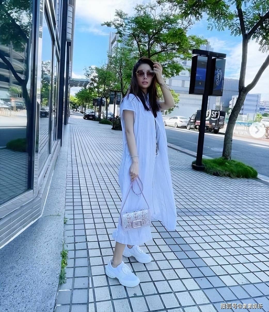 林心如穿休闲长衫玩自拍,玻璃上的倒影说明她没P图