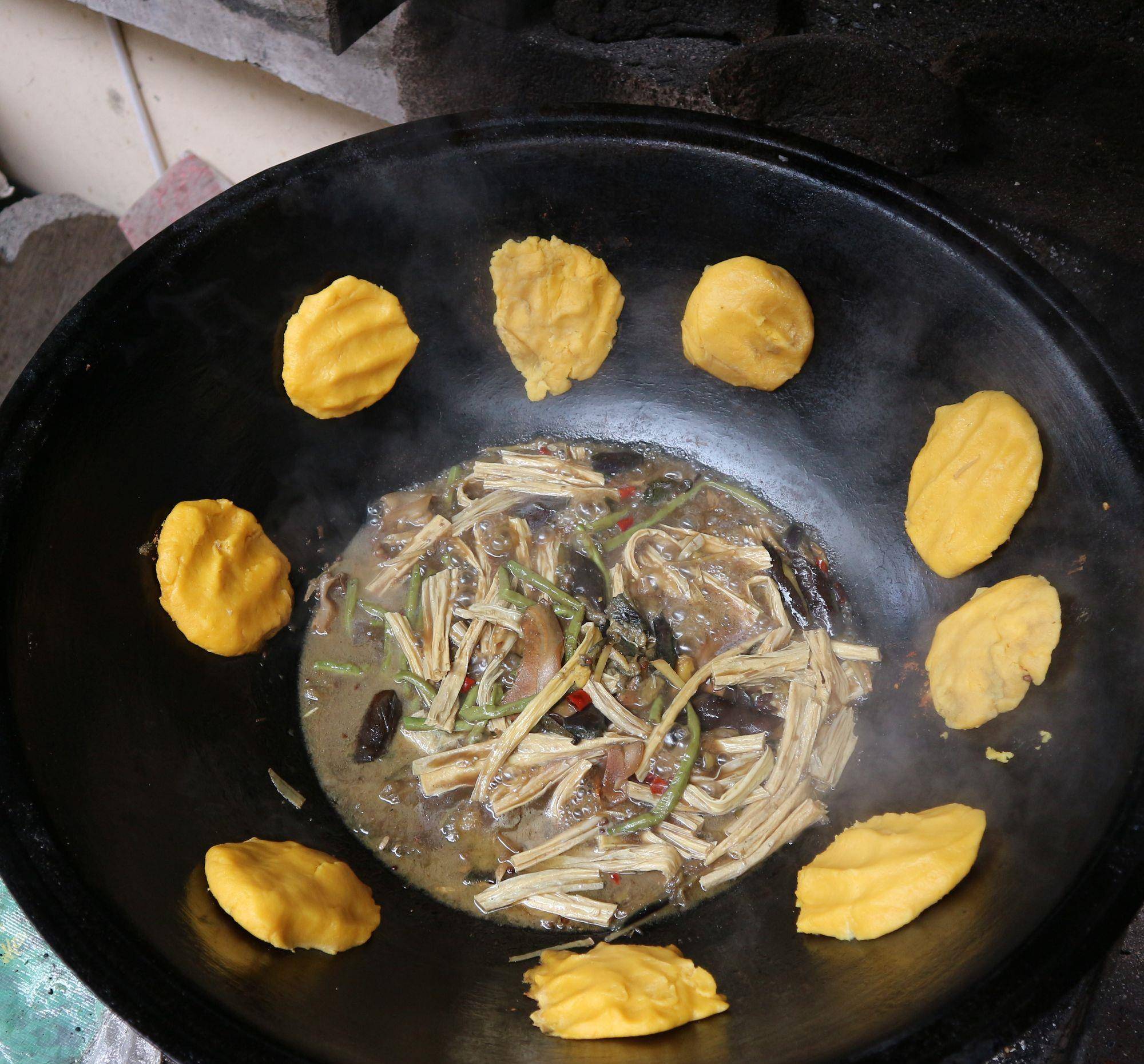 原创庄户人家的大锅饭地锅烀茄子豆角锅边贴的玉米饼子这就是幸福的