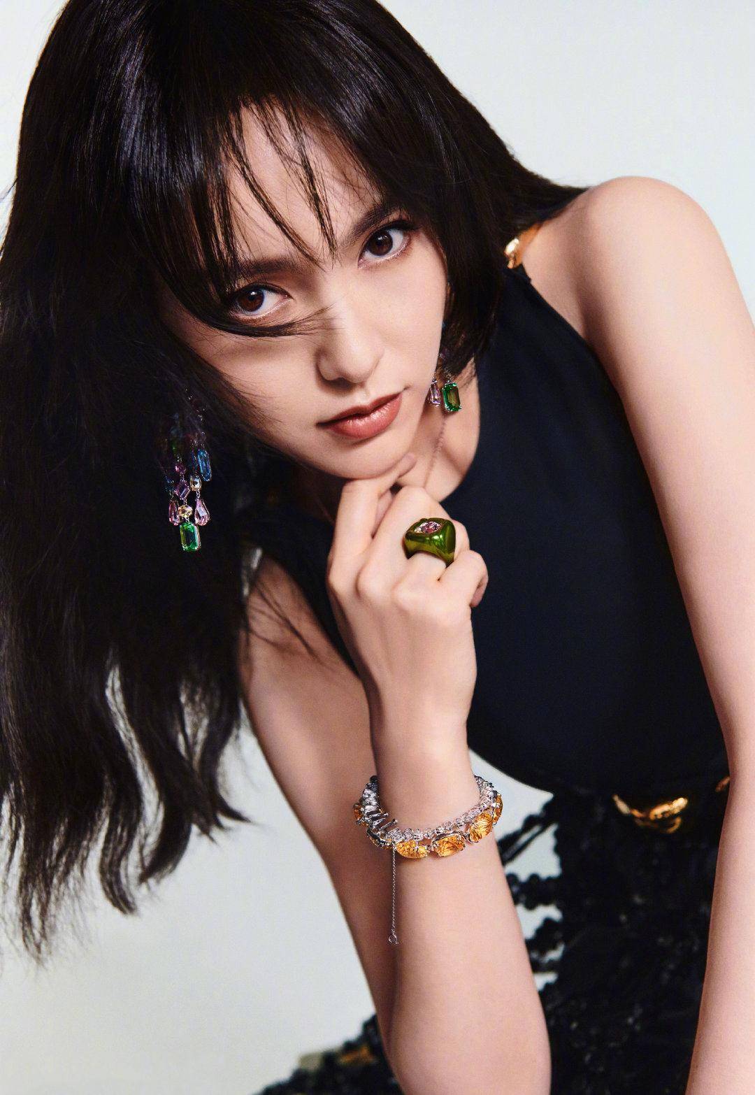 原创辣妈唐嫣晒时尚写真大片真丝连衣裙扮演美人鱼真是天生宠儿