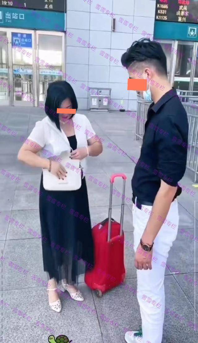 原创江西大妈与网恋男友见面留钱给男子后便要分手大妈你太年轻